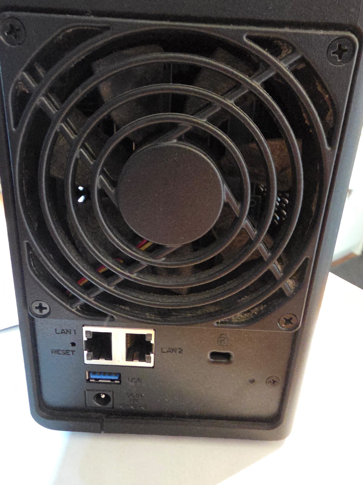 Synology DiskStation DS220+ NAS 2 baies Intel Celeron J4025 2Go DDR4 sans disques — vue 2